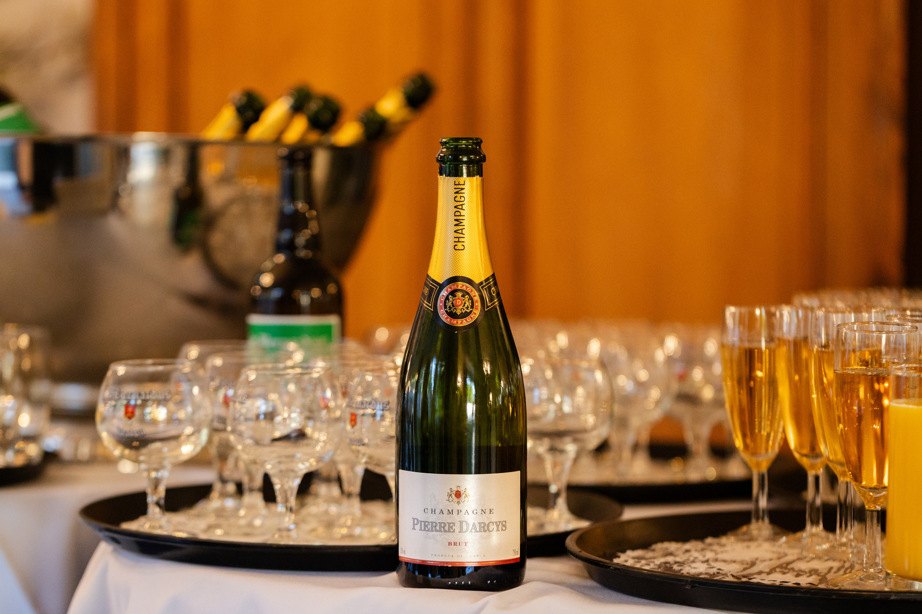 Glazen en champagne staan klaar tijdens het horecafeest.