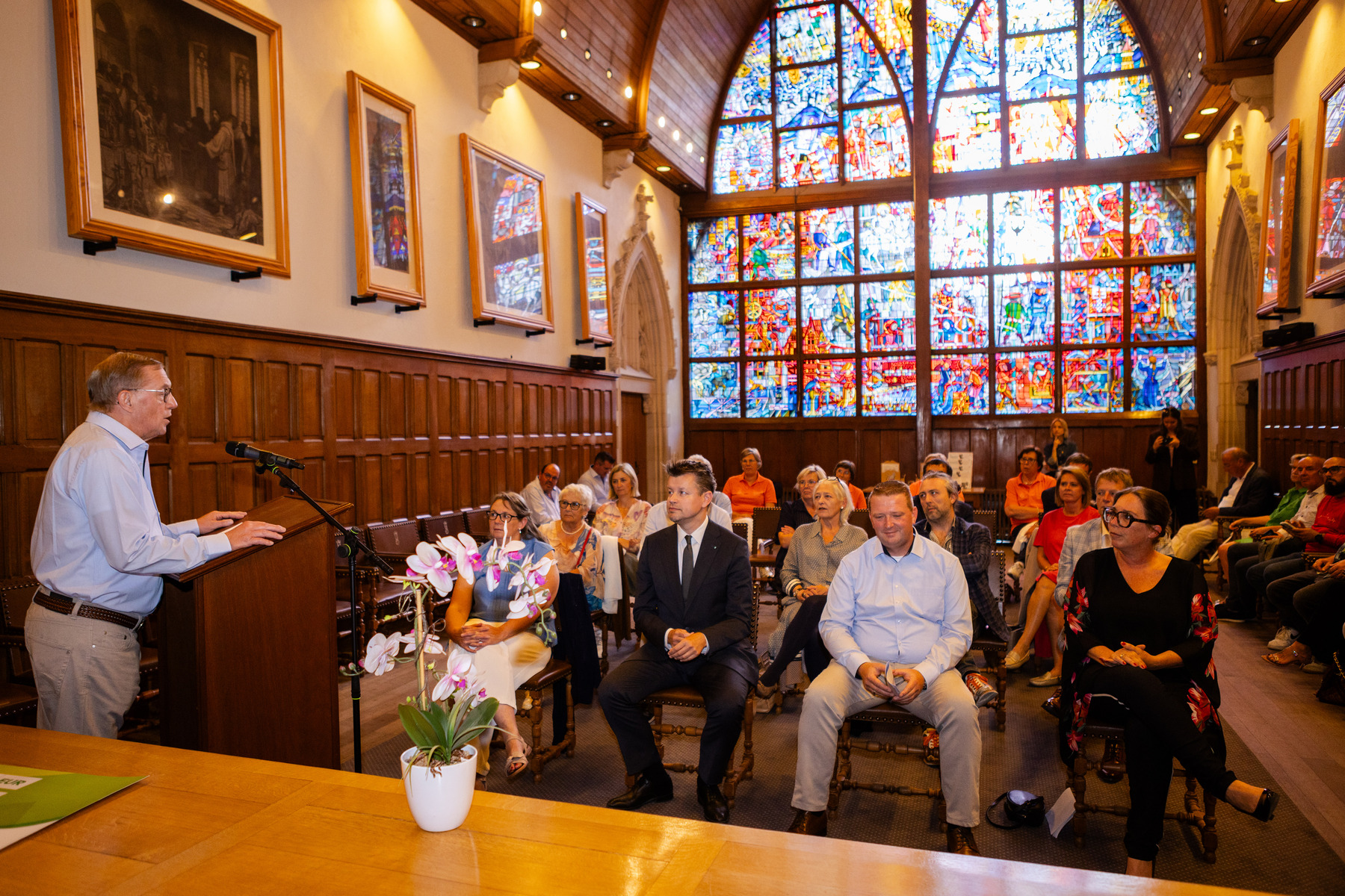 Aanwezigen luisteren naar de toespraak tijdens de huldiging.